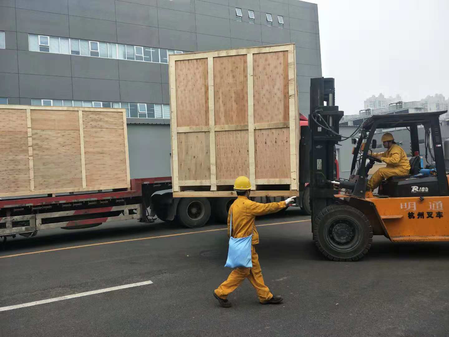 設備搬運，叉（chā）車移位